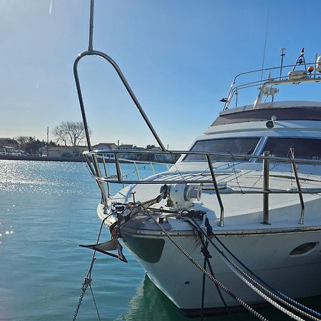 Nuit Insolite Bateau A Quai - Port Saint Louis Du Rhone Exterior photo