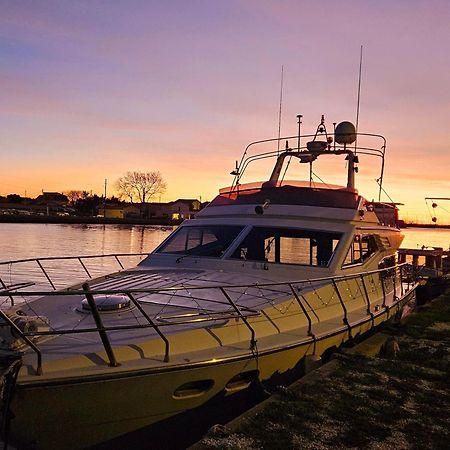 Nuit Insolite Bateau A Quai - Port Saint Louis Du Rhone Exterior photo