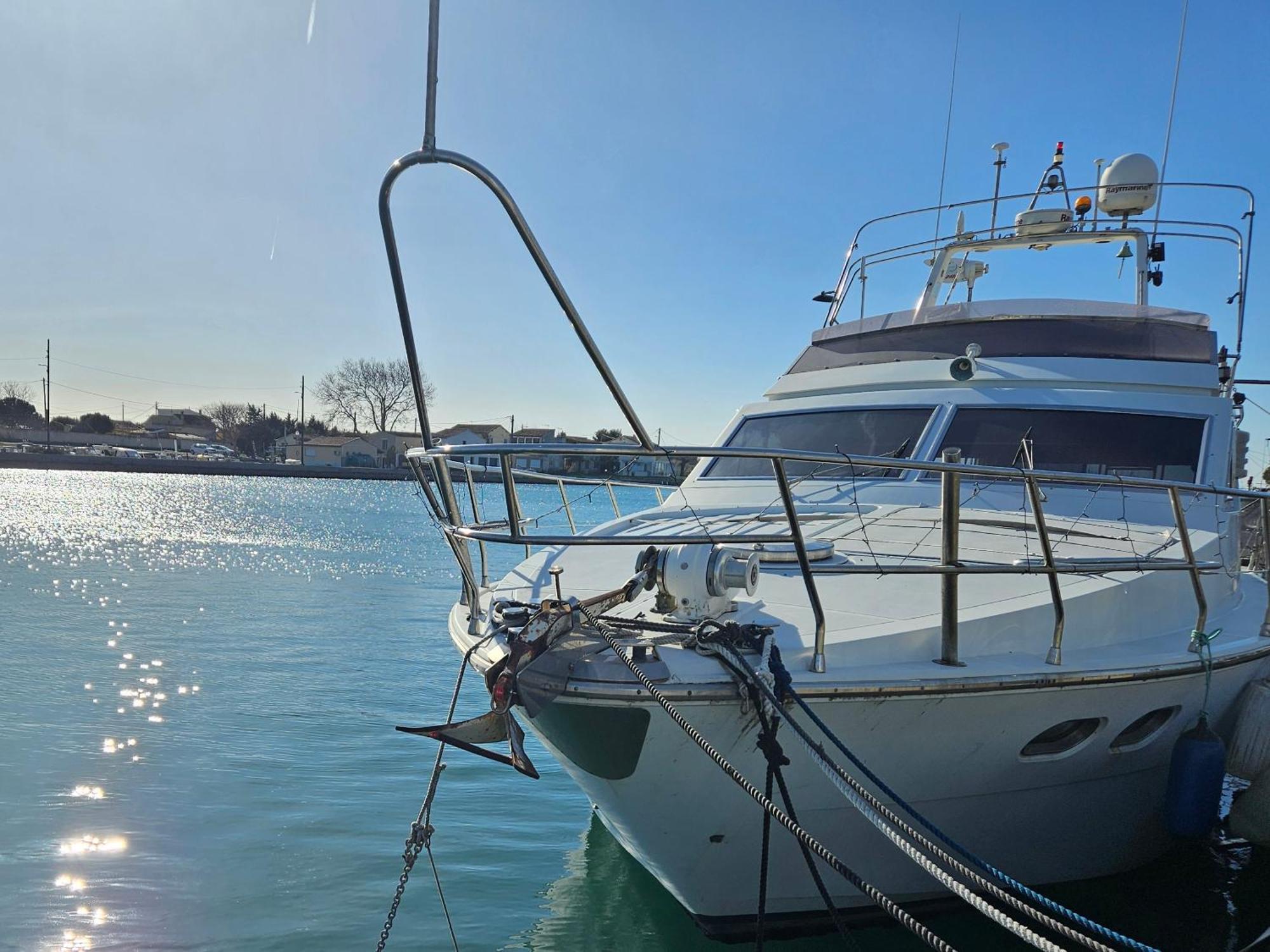 Nuit Insolite Bateau A Quai - Port Saint Louis Du Rhone Exterior photo