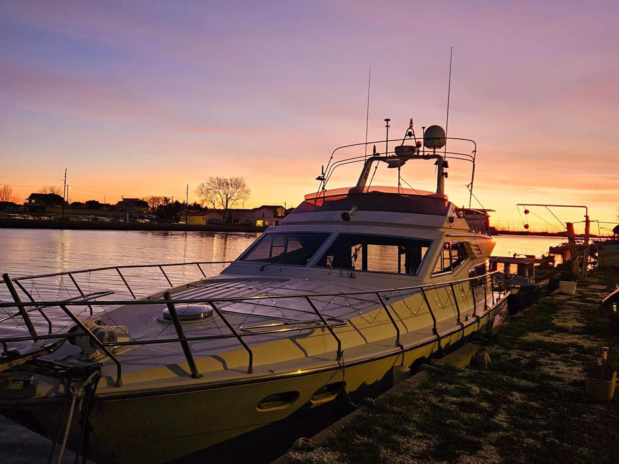 Nuit Insolite Bateau A Quai - Port Saint Louis Du Rhone Exterior photo