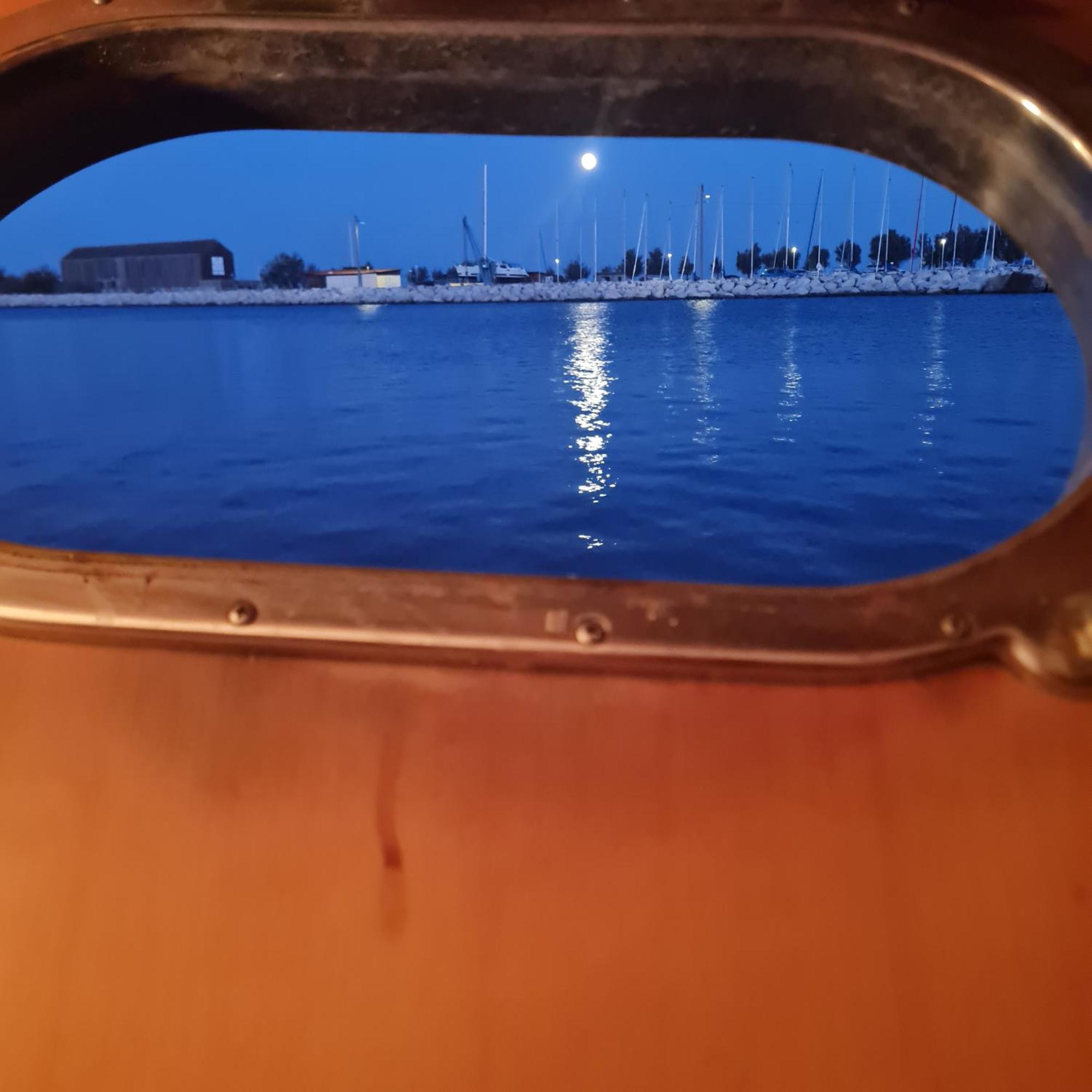 Nuit Insolite Bateau A Quai - Port Saint Louis Du Rhone Exterior photo