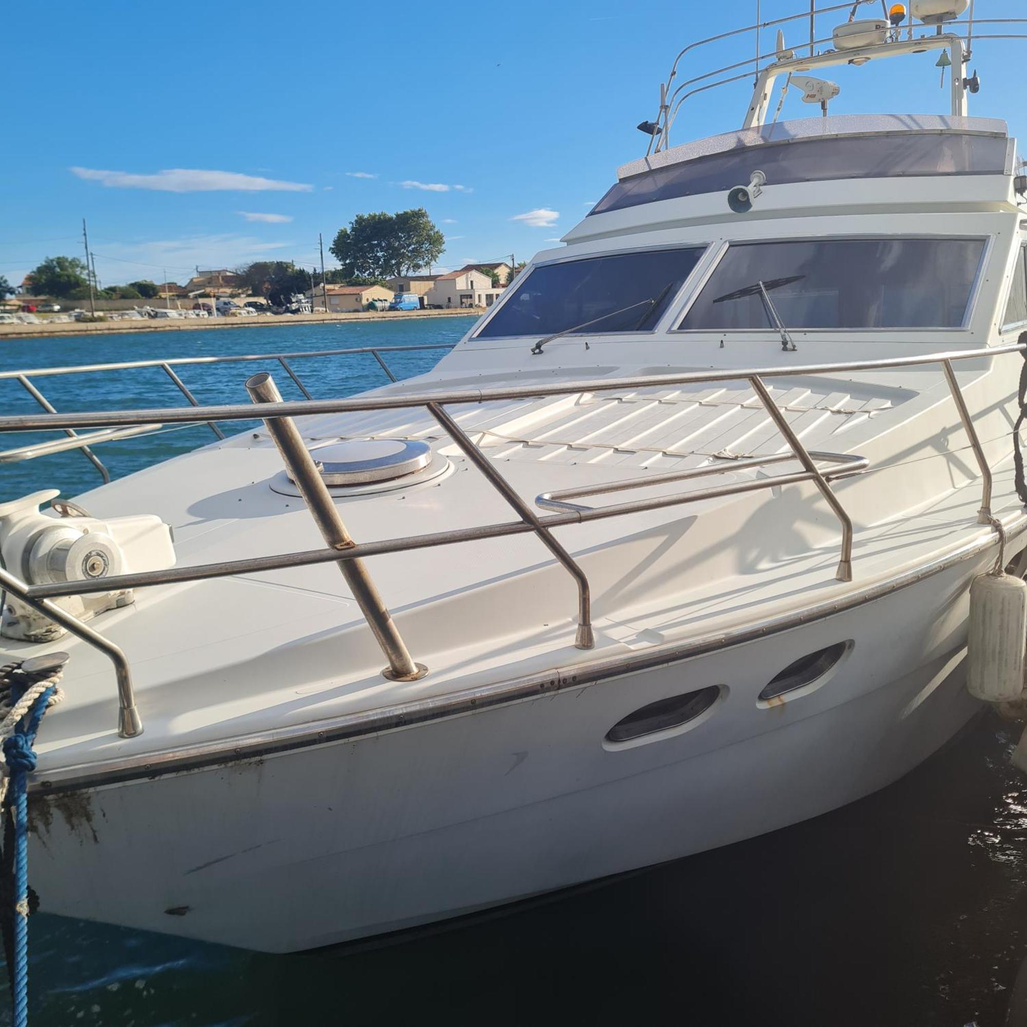 Nuit Insolite Bateau A Quai - Port Saint Louis Du Rhone Exterior photo