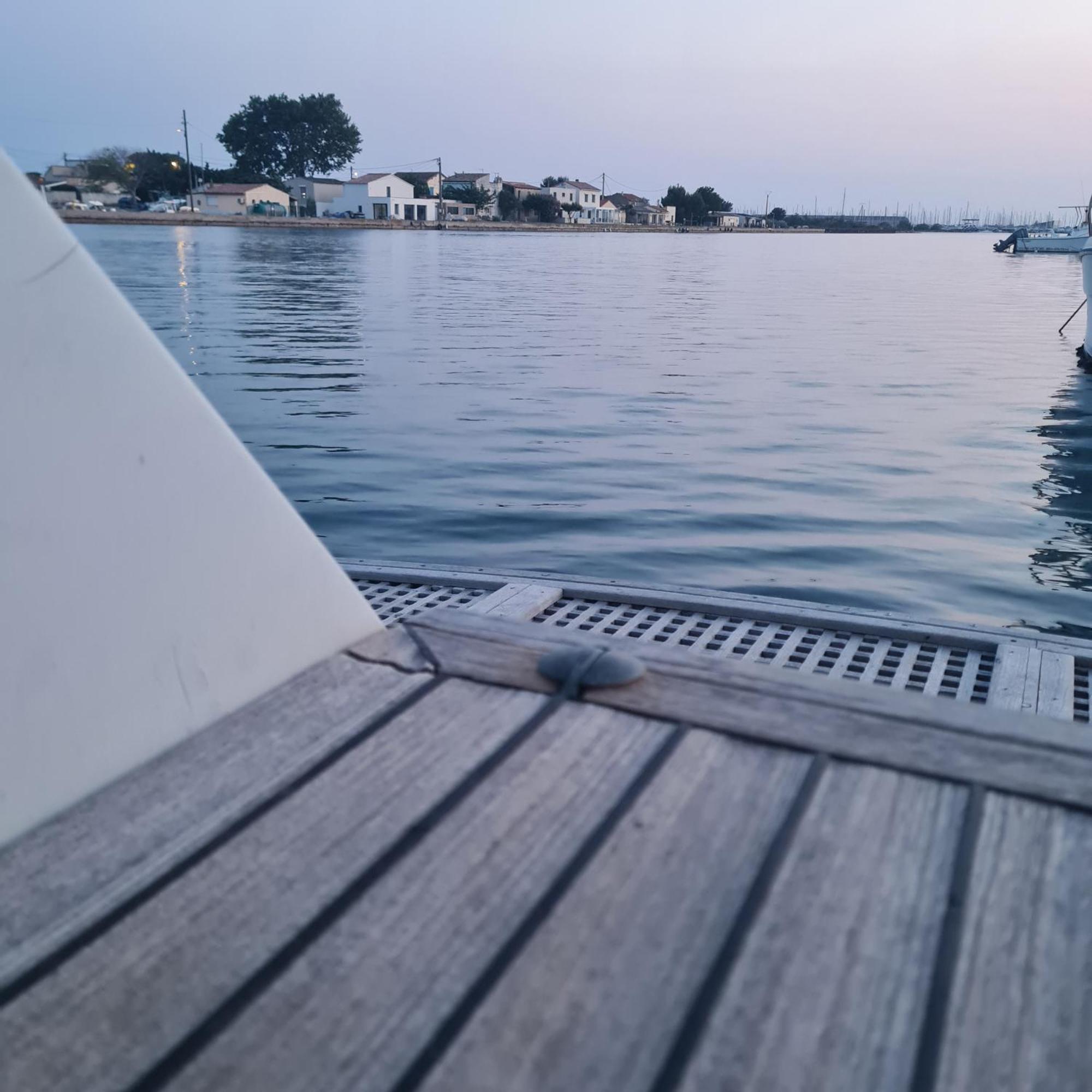 Nuit Insolite Bateau A Quai - Port Saint Louis Du Rhone Exterior photo