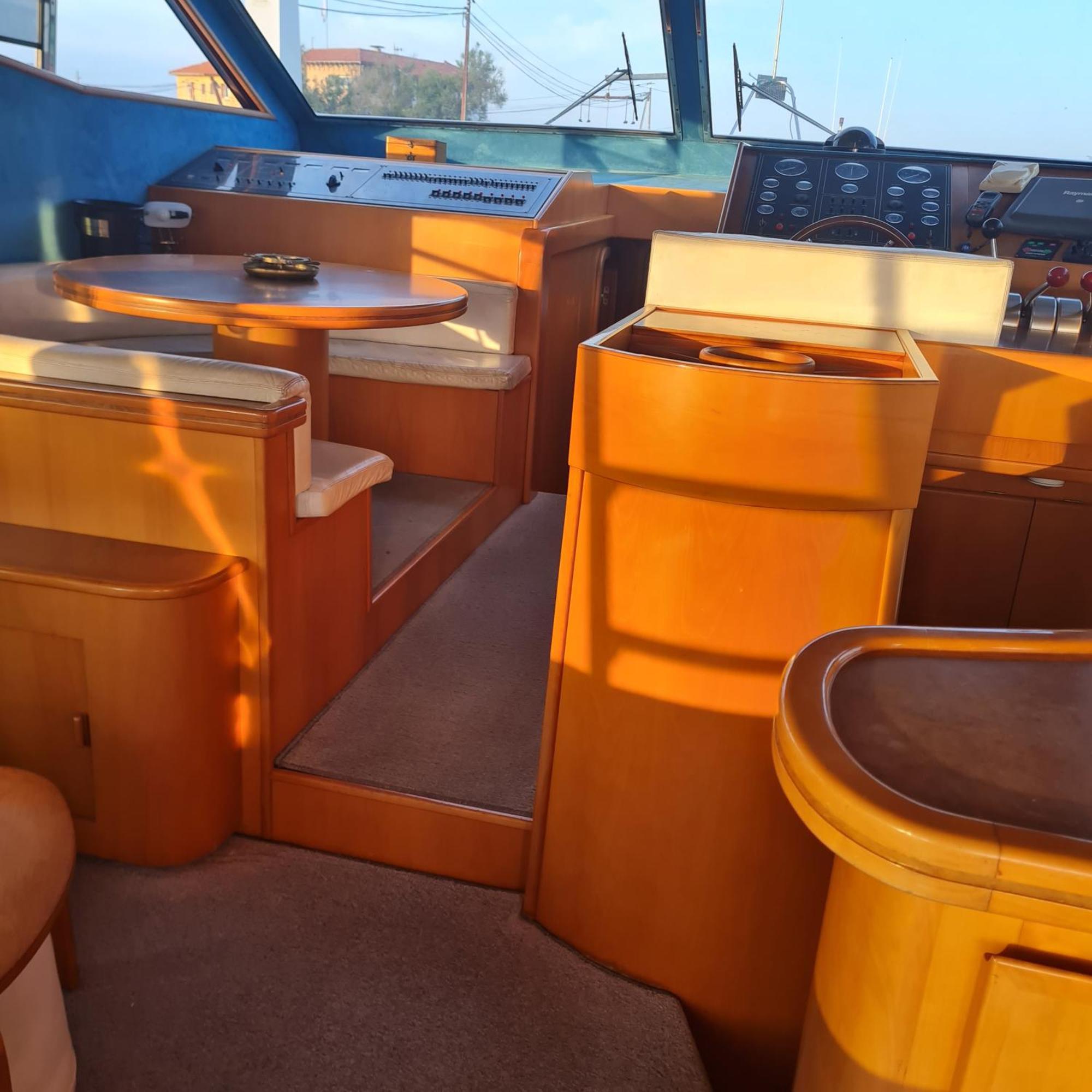 Nuit Insolite Bateau A Quai - Port Saint Louis Du Rhone Exterior photo