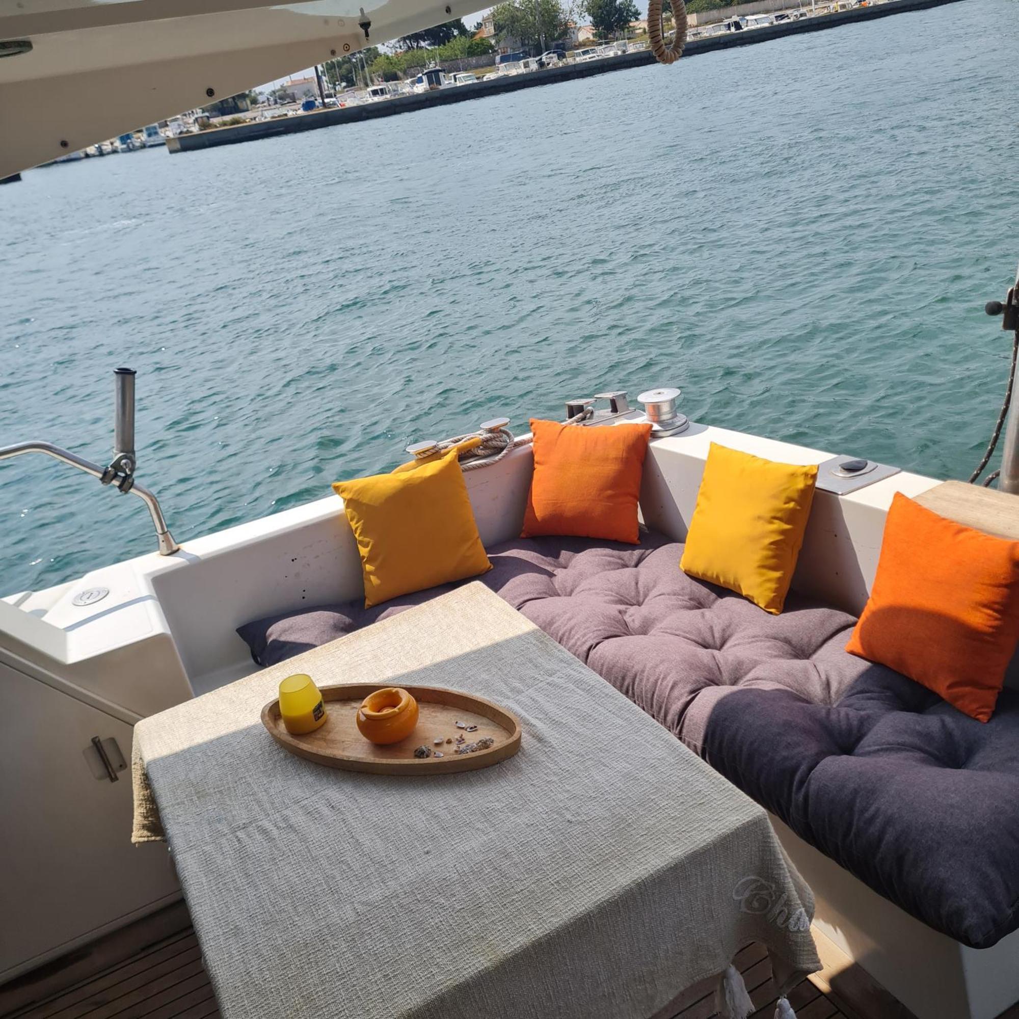 Nuit Insolite Bateau A Quai - Port Saint Louis Du Rhone Room photo